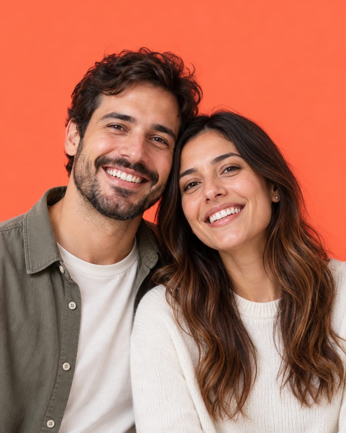 Pareja sonriendo, mejilla con mejilla